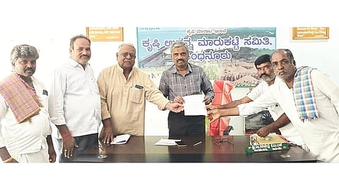 ಸಿಂಧನೂರಿನಲ್ಲಿ ಎಪಿಎಂಸಿ ಕಾರ್ಯದರ್ಶಿ ರವಿಚಂದ್ರಗೆ ಹಮಾಲರ ಸಂಘದ ತಾಲೂಕು ಘಟಕ ಮನವಿ ಸಲ್ಲಿಸಿತು. ಸಂಘದ ತಾಲೂಕು ಅಧ್ಯಕ್ಷ ಬಾಷುಮಿಯಾ, ಉಪಾಧ್ಯಕ್ಷರಾದ ಹನುಮಂತಪ್ಪ ಹಂಚಿನಾಳ, ಮುಕ್ತುಂಸಾಬ್, ಕಾರ್ಯದರ್ಶಿ ಗಂಗಣ್ಣ ಇದ್ದರು.