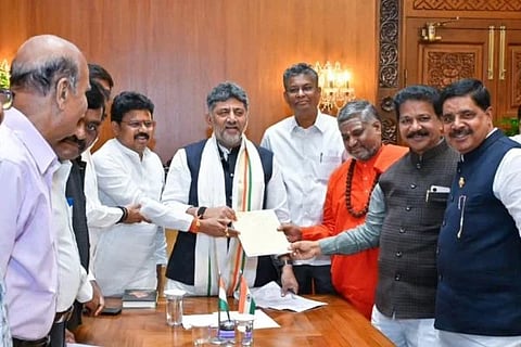 SC-ST Reservation | ಎಸ್‌ಸಿ/ಎಸ್‌ಟಿ ಮೀಸಲಾತಿ ಜಾರಿಗೆ ಸಿಎಂ ಡಿ ಕೆ ಶಿವಕುಮಾರ್ ಅವರಿಗೆ ವಾಲ್ಮೀಕಿ ಶ್ರೀಗಳ ನಿಯೋಗದಿಂದ ಮನವಿ