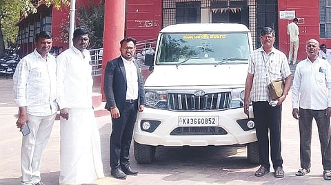 ಸಿಂಧನೂರಿನಲ್ಲಿ ಪಂಚಾಯತ್‌ರಾಜ್ ಇಂಜಿನಿಯರಿಂಗ್ ಉಪ ವಿಭಾಗದ ಬೊಲೆರೋ ಜೀಪನ್ನು ಗುರುವಾರ ಜಪ್ತಿ ಮಾಡಲಾಯಿತು. ವಕೀಲ ಮಿಥುನ್ ಕುಮಾರ್, ನ್ಯಾಯಾಲಯದ ಸಿಬ್ಬಂದಿ ಅಮರೇಗೌಡ ವಂದಲಿ, ಮಹಾಂತೇಶ ಇದ್ದರು.