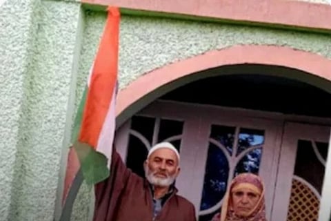 Lashkar commander | ಉಗ್ರ ಸಂಘಟನೆಯ ಟಾಪ್ ಕಮಾಂಡರ್ ನಿವಾಸದ ಮೇಲೆ ತ್ರಿವರ್ಣ ಧ್ವಜ ಹಾರಿಸಿದ ಪೋಷಕರು