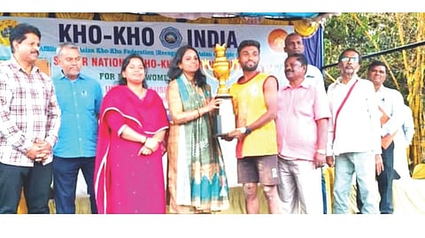 ತುಮಕೂರಿನಲ್ಲಿ ರಾಷ್ಟ್ರೀಯ ಖೋಖೋ ಪಂದ್ಯಾವಳಿಯಲ್ಲಿ ಮೌನೇಶ ನಾಯಕ ಉತ್ತಮ ಸರಣಿ ಕ್ರೀಡಾಪಟುವಾಗಿ ಪಾರಿತೋಷಕ ಪಡೆದುಕೊಂಡರು. ಕ್ರೀಡಾ ಇಲಾಖೆಯ ಅಧಿಕಾರಿಗಳು ಇದ್ದರು.