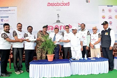 Kargil Vijay Diwas > "ಕಾರ್ಗಿಲ್​ ವಿಜಯ್​ ದಿವಸ್​' ಸಭಾ ಕಾರ್ಯಕ್ರಮಕ್ಕೆ ಸಂಸದ ಡಾ.ಸಿ.ಎನ್​. ಮಂಜುನಾಥ ಸಸಿಗೆ ನೀರೆರೆಯುವ ಮೂಲಕ ಚಾಲನೆ ನೀಡಿದರು. 
