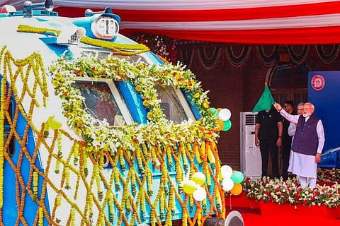  Hydrogen Train > ಪ್ರಧಾನಿ ಮೋದಿ ಚಾಲನೆ ನೀಡಿದ ರೈಲಿನ ಪ್ರಯಾಣ ದರ ಕೇಳಿದ್ರೆ ಶಾಕ್​ ಆಗ್ತಿರಾ