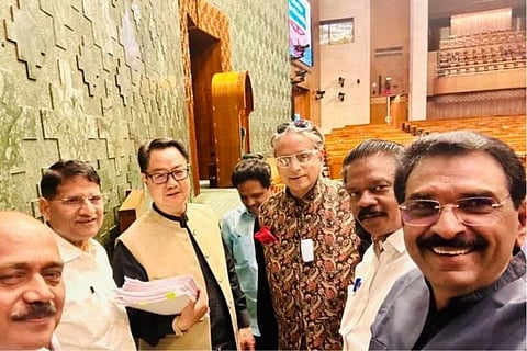 Shashi Tharoor | ಸಚಿವ ಕಿರಣ್ ರಿಜಿಜು ಜೊತೆ ಕಾಂಗ್ರೆಸ್​​ ಸಂಸದ ತರೂರ್ 