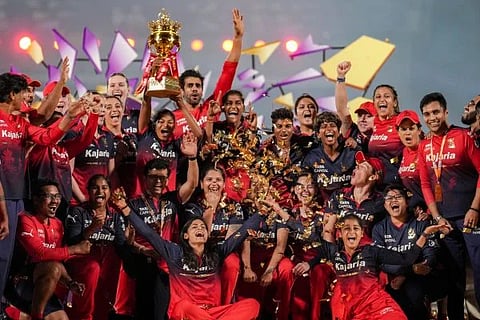  WPL Final 2026 | ಡಬ್ಲ್ಯೂಪಿಎಲ್ ಟ್ರೋಫಿಯೊಂದಿಗೆ ಆರ್​​ಸಿಬಿ ಆಟಗಾರ್ತಿಯರು