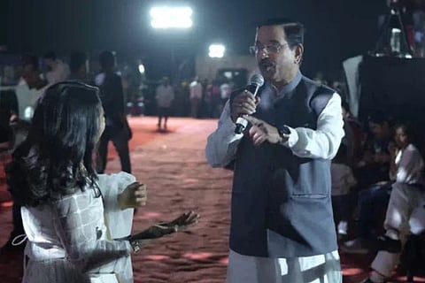 ಗಾಯಕಿ ಮಹನ್ಯ ಪಾಟೀಲ ಜತೆ ಕೇಂದ್ರ ಸಚಿವ ಪ್ರಲ್ಹಾದ ಜೋಶಿ