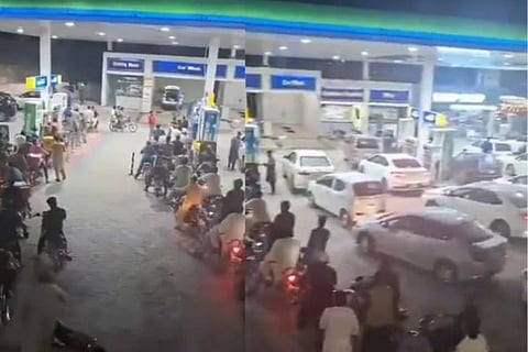 Pakistan Fuel Crisis | ಪೆಟ್ರೋಲ್ ಬಂಕ್‌ಗಳ ಮುಂದೆ ಸರತಿ ಸಾಲಿನಲ್ಲಿ ನಿಂತಿರುವ ವಾಹನ ಸವಾರರು