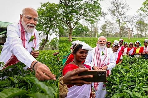 Narendra Modi | ದಿಬ್ರುಗಢದ ತೋಟದಲ್ಲಿ ಕೆಲಸಗಾರರ ಜೊತೆ ಪ್ರಧಾನಿ ಮೋದಿ ಸಂವಾದ