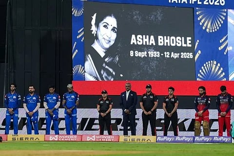 Asha Bhosle | ಕಪ್ಪು ಪಟ್ಟಿ ಧರಿಸಿ ಆಶಾ ಭೋಸ್ಲೆಗೆ ಗೌರವ ಸಲ್ಲಿಸಿದ ಮುಂಬೈ-ಆರ್‌ಸಿಬಿ ಆಟಗಾರರು