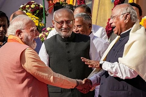 Modi-Kharge | ಪರಸ್ಪರ ಕೈಕುಲುಕಿ ನಗು ಹಂಚಿಕೊಂಡ ಪ್ರಧಾನಿ ಮೋದಿ ಮತ್ತು ಮಲ್ಲಿಕಾರ್ಜುನ ಖರ್ಗೆ!