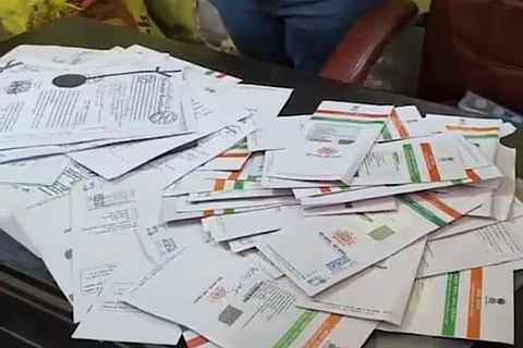 Aadhaar Scam |   ಟಿಎಂಸಿ ಕಚೇರಿಯಲ್ಲಿ ಕಂತೆ ಕಂತೆ ಹೊಸ ಆಧಾರ್ ಕಾರ್ಡ್‌ಗಳು ಪತ್ತೆ!
