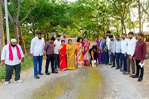 Telangana Politics | ಕಾಂಗ್ರೆಸ್ ಪ್ರತಿಭಟನೆ ಬೆನ್ನಲ್ಲೇ ಅರಿಶಿನ ನೀರು ಪ್ರೋಕ್ಷಣೆ: ಬಿಆರ್‌ಎಸ್ ಶುದ್ಧೀಕರಣ ಕೃತ್ಯಕ್ಕೆ ಕೈ ನಾಯಕರು ಕಿಡಿ!