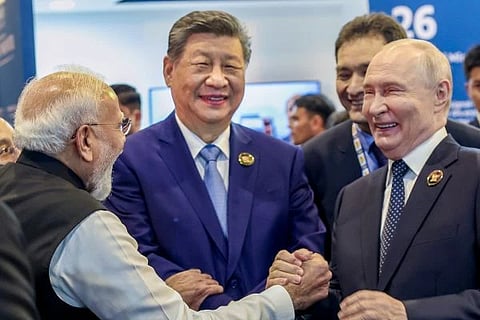 BRICS Summit | ಪುಟಿನ್-ಜಿನ್‌ಪಿಂಗ್ ಕೈ ಹಿಡಿದು ಪ್ರಧಾನಿ ಮೋದಿ ನೀಡಿದ ಬಲವಾದ ಸಂದೇಶವೇನು..? 
