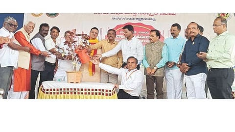 ಜಿಲ್ಲಾ ಉತ್ಸವ ನಿಮಿತ್ತ ರಾಯಚೂರಿನ ಮಹಿಳಾ ಸಮಾಜದಲ್ಲಿ ಗುರುವಾರ ಆಯೋಜಿಸಿದ್ದ ಕವಿಗೋಷ್ಠಿಯನ್ನು ಕಸಾಪ ಜಿಲ್ಲಾಧ್ಯಕ್ಷ ರಂಗಣ್ಣ ಪಾಟೀಲ್ ಅಳ್ಳುಂಡಿ ಉದ್ಘಾಟಿಸಿದರು. ನಗರಾಭಿವೃದ್ಧಿ ಪ್ರಾಧಿಕಾರದ ಆಯುಕ್ತ ಈರಣ್ಣ ಬಿರಾದಾರ,  ಹಿರಿಯ ಸಾಹಿತಿಗಳಾದ ಬಿ.ಜಿ.ಹುಲಿ, ಅಯ್ಯಪ್ಪಯ್ಯ ಹುಡಾ, ವೀರಹನುಮಾನ, ಕಸಾಪ ತಾಲೂಕಾಧ್ಯಕ್ಷ  ಬಿ.ವಿಜಯ ರಾಜೇಂದ್ರ, ತಹಸೀಲ್ದಾರ್ ಪರಶುರಾಮ ಇದ್ದರು.