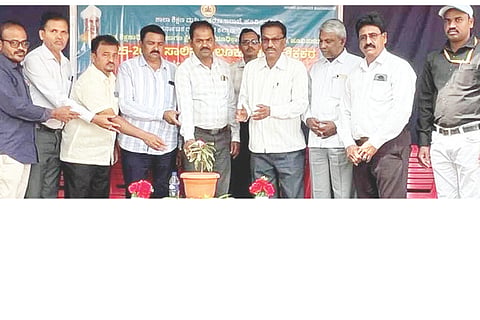 ಹೂವಿನಹಡಗಲಿಯಲ್ಲಿ ಹಮ್ಮಿಕೊಂಡಿದ್ದ ಪ್ರಾಥಮಿಕ ಮತ್ತು ಪ್ರೌಢಶಾಲಾ ಶಿಕ್ಷಕರ ಸಹ ಪಠ್ಯ ಚಟುವಟಿಕೆಗಳ ಸ್ಪರ್ಧೆ ಕಾರ್ಯಕ್ರಮವನ್ನು ಕ್ಷೇತ್ರ ಸಮನ್ವಯಾಧಿಕಾರಿ ಎ.ಕೋಟೆಪ್ಪ ಉದ್ಘಾಟಿಸಿದರು. ತಾಲೂಕು ಪ್ರಾಥಮಿಕ ಶಾಲಾ ಶಿಕ್ಷಕರ ಸಂಘದ ಅಧ್ಯಕ್ಷ ವಿ.ಬಿ.ಜಗದೀಶ್, ಪ್ರೌಢಶಾಲಾ ಸಹ ಶಿಕ್ಷಕರ ಸಂಘದ ರಾಜ್ಯ ಸಹ ಕಾರ್ಯದರ್ಶಿ ಗಡ್ಡಿ ಶಿವಕುಮಾರ್, ಸರ್ಕಾರಿ ನೌಕರರ ಸಂಘದ ನಿರ್ದೇಶಕ ಕೆ.ಜಗದೀಶ್ ಇತರರಿದ್ದರು.