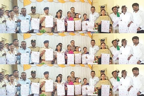 ತೊಂಡಿಹಾಳ ಗ್ರಾಮದಲ್ಲಿ ಏರ್ಪಡಿಸಿದ್ದ ಸಾರ್ವಜನಿಕ ಜಾಗೃತಿ ಸಭೆಯಲ್ಲಿ ಅನಿಷ್ಟ ಪದ್ಧತಿಗಳ ಭಿತ್ತಿ ಪತ್ರಗಳನ್ನು ತಹಸೀಲ್ದಾರ್ ಸತ್ಯಮ್ಮ ಬಿಡುಗಡೆಗೊಳಿಸಿದರು. ಗ್ರಾಪಂ ಅಧ್ಯಕ್ಷೆ ಸಂಗಮ್ಮ ಗೌಂಡಿ, ಜಿಪಂ ಎಇಇ ಹನಮಂತಪ್ಪ, ಪಶು ಇಲಾಖೆ ಎಡಿ ಅಮರೇಗೌಡ ಪಾಟೀಲ್, ಮುದಗಲ್ ಪಿಎಸ್‌ಐ ವೆಂಕಟೇಶ ಮಾಡಗೇರಿ, ತಾಪಂ ವ್ಯವಸ್ಥಾಪಕ ಅಮರೇಶ ಗೌಡೂರು ಇತರರಿದ್ದರು.