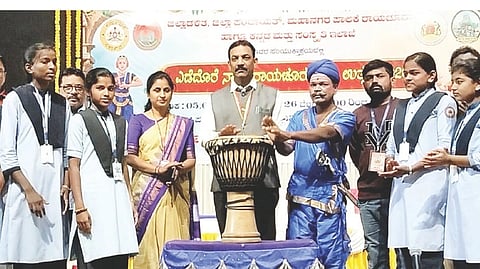 ರಾಯಚೂರಿನ ಪಂ.ಸಿದ್ಧರಾಮ ರಂಗಮಂದಿರದಲ್ಲಿ ಆಯೋಜಿಸಿದ್ದ ನಾಟಕೋತ್ಸವ, ಬಯಲಾಟ ಹಾಗೂ ಸಾಂಸ್ಕೃತಿಕ ಕಾರ್ಯಕ್ರಮಕ್ಕೆ ತಹಸೀಲ್ದಾರ್ ಅಬ್ದುಲ್ ವಾಹೀದ್ ಚಾಲನೆ ನೀಡಿದರು. ಕನ್ನಡ ಮತ್ತು ಸಂಸ್ಕೃತಿ ಇಲಾಖೆ ಸಹಾಯಕ ನಿರ್ದೇಶಕಿ ಉತ್ತರಾದೇವಿ ಹಿರೇಮಠ, ಸಿರವಾರ ಶಿರಸ್ತೇದಾರ್ ಜುಬೇರ ಬಿನ್ ಶಾಲಂ ಹಾಗೂ ವಿದ್ಯಾರ್ಥಿಗಳು ಇದ್ದರು.