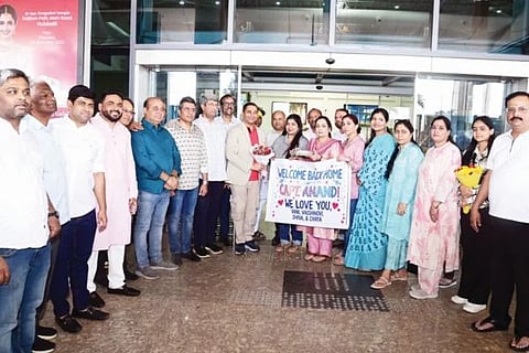 Dr. Anand Sankeshwar | ದುಬೈನಲ್ಲಿ ಸಿಲುಕಿಕೊಂಡಿದ್ದ ವಿಜಯವಾಣಿ ‘ಅಂತಾರಾಷ್ಟ್ರೀಯ ವಿಜಯರತ್ನ’ ಪ್ರಶಸ್ತಿ ಪುರಸ್ಕೃತ 27 ಜನ ಸಾಧಕರು ಸೇರಿ 70 ಮಂದಿಯನ್ನು ಸುರಕ್ಷಿತವಾಗಿ ತಾಯ್ನಾಡಿಗೆ ಕರೆದುಕೊಂಡು ಬಂದ ವಿಆರ್​ಎಲ್ ಸಮೂಹ ಸಂಸ್ಥೆಗಳ ವ್ಯವಸ್ಥಾಪಕ ನಿರ್ದೇಶಕ ಡಾ. ಆನಂದ ಸಂಕೇಶ್ವರ ಅವರನ್ನು ಹುಬ್ಬಳ್ಳಿಯ ವಿಮಾನ ನಿಲ್ದಾಣದಲ್ಲಿ ಶುಕ್ರವಾರ ಅವರ ಪುತ್ರಿ ವೈಷ್ಣವಿ ಸಂಕೇಶ್ವರ ಹಾಗೂ ಹಿತೈಷಿಗಳು, ಬಂಧುಮಿತ್ರರು ಸನ್ಮಾನಿಸಿ ಬರಮಾಡಿಕೊಂಡರು.