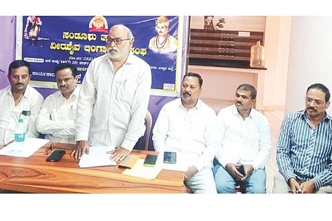 ಸಂಡೂರು ತಾಲೂಕು ವೀರಶೈವ ಲಿಂಗಾಯತ ಸಂಘದ ಕಚೇರಿಯಲ್ಲಿ ಆಯೋಜಿಸಿದ್ದ ಪೂರ್ವಭಾವಿ ಸಭೆಯನ್ನು ಉದ್ದೇಶಿಸಿ ತಾಲೂಕು ಅಧ್ಯಕ್ಷ ಉಪ್ಪಾರಹಳ್ಳಿ ಕಿನ್ನೂರೇಶ್ವರ ಮಾತನಾಡಿದರು. ಉಪಾಧ್ಯಕ್ಷ ಬಿ.ಜಿ.ಸಿದ್ದನಗೌಡ, ಪ್ರ.ಕಾರ್ಯದರ್ಶಿ ಸುರೇಶ್ ಗೌಡ, ತಾಲೂಕು ಸಂಘಟನಾ ಕಾರ್ಯದರ್ಶಿ ಬಿ.ಕೆ.ಬಸವರಾಜ, ಎಸ್.ವಿ.ಹಿರೇಮಠ ಇದ್ದರು.