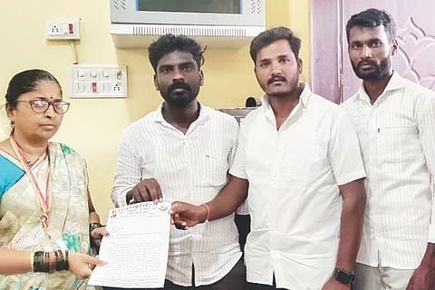ಸಿಂಧನೂರಿನಲ್ಲಿ ತಹಸಿಲ್ ಕಚೇರಿ ಶಿರಸ್ತೇದಾರ್ ಪಾರ್ವತಿಗೆ ದಲಿತ ವಿದ್ಯಾರ್ಥಿ ಪರಿಷತ್ ತಾಲೂಕು ಸಮಿತಿ ಮಂಗಳವಾರ ಮನವಿ ಸಲ್ಲಿಸಿತು. ತಾಲೂಕು ಅಧ್ಯಕ್ಷ ದುರುಗೇಶ ಕಲ್ಮಂಗಿ, ಪ್ರ.ಕಾರ್ಯದರ್ಶಿ ನರಸಪ್ಪ ಬಡಿಗೇರ್, ಹನುಮಂತ ಕಲ್ಮಂಗಿ, ಬಸವರಾಜ ಅಮರಾಪುರ ಇತರರಿದ್ದರು.