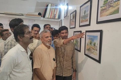 ಸಿಂಧನೂರಿನ ವಿರಿಂಚಿ ಆರ್ಟ್ ಗ್ಯಾಲರಿಯಲ್ಲಿ ಶನಿವಾರ ಚಿತ್ರ ಕಲಾವಿದ ರಾಮೇಶಪ್ಪ ಸಿರಗುಪ್ಪ ಅವರ ಏಕವ್ಯಕ್ತಿ ಚಿತ್ರಗಳನ್ನು ಲಲಿತಕಲಾ ಅಕಾಡೆಮಿ ನಿಕಟಪೂರ್ವ ಸದಸ್ಯ ಮಾನ್ವಿಯ ವಾಜೀದ್ ಸಾಜೀದ್, ಮನುಜಮತ ಬಳಗದ ಅಧ್ಯಕ್ಷ ಡಿ.ಎಚ್.ಕಂಬಳಿ, ಸಂಗೀತ ಕಲಾವಿದ ಬಸವರಾಜ ಮೋತಿ ವೀಕ್ಷಿಸಿದರು.