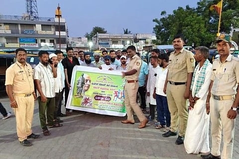 ಮುದಗಲ್ ಪೊಲೀಸ್ ಠಾಣೆಯಲ್ಲಿ ಪ್ರಪ್ರಥಮ ಕೇಂದ್ರ ಗೃಹ ಸಚಿವ, ಮಾಜಿ ಉಪ ಪ್ರಧಾನಿ ಸರ್ದಾರ್ ವಲ್ಲಭಬಾಯಿ ಪಟೇಲ್ ಅವರ ಜನ್ಮದಿನ ಹಾಗೂ ರಾಷ್ಟ್ರೀಯ ಐಕ್ಯತಾ ದಿನಾಚರಣೆ ಕಾರ್ಯಕ್ರಮ ಆಚರಿಸಲಾಯಿತು. ಪಿಎಸೈ ವೆಂಕಟೇಶ ಮಾಡಗೇರಿ, ಠಾಣೆಯ ಸಿಬ್ಬಂದಿ, ಆಟೋ ಚಾಲಕರು, ಸಾರ್ವಜನಿಕರಿದ್ದರು. 