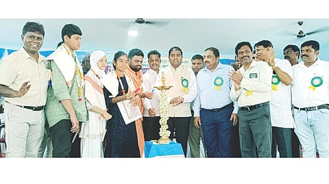 ಕೂಡ್ಲಿಗಿಯ ಶ್ರೀಮತಿ ಅಂಗಡಿ ವೀರಮ್ಮ ತಿರುಕಪ್ಪ ಸರ್ಕಾರಿ ಪ್ರಥಮ ದರ್ಜೆ ಕಾಲೇಜಿನಲ್ಲಿ ಪ್ರತಿಭಾವಂತ ವಿದ್ಯಾರ್ಥಿಗಳು, ಮುಖ್ಯಶಿಕ್ಷಕರು ಹಾಗೂ ಶಿಕ್ಷಕರ ಸನ್ಮಾನ ಕಾರ್ಯಕ್ರಮಕ್ಕೆ ಶಾಸಕ ಡಾ.ಎನ್.ಟಿ.ಶ್ರೀನಿವಾಸ್ ಚಾಲನೆ ನೀಡಿದರು. ಡಿಡಿಪಿಐ ವೆಂಕಟೇಶ್ ರಾಮಚಂದ್ರಪ್ಪ, ತಾಪಂ ಇಒ ನರಸಪ್ಪ, ಸರ್ಕಾರಿ ನೌಕರರ ಸಂಘದ ತಾಲೂಕು ಅಧ್ಯಕ್ಷ ಎಸ್.ವೆಂಕಟೇಶ್, ಪ್ರೌಢಶಾಲಾ ಬಡ್ತಿ ಮುಖ್ಯ ಶಿಕ್ಷಕರ ಸಂಘದ ತಾಲೂಕು ಅಧ್ಯಕ್ಷ ಪಿ.ಡಿ.ರಂಗಪ್ಪ ಇತರರಿದ್ದರು.