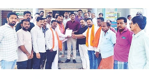 ಗೋ ಹತ್ಯೆ ಕಾಯ್ದೆ ಪರಿಣಾಮಕಾರಿ ಜಾರಿಗೆ ಆಗ್ರಹಿಸಿ ಕೊಟ್ಟೂರಿನಲ್ಲಿ ತಾಲೂಕು ಹಿಂದೂ ಪರ ಸಂಘಟನೆಗಳ ಪ್ರಮುಖರು  ತಹಸೀಲ್ದಾರ್ ಅಮರೇಶ್ ಜಿ.ಕೆ. ಗೆ ಮನವಿ ಸಲ್ಲಿಸಿದರು. ವಿಎಚ್‌ಪಿ ತಾಲೂಕು ಅಧ್ಯಕ್ಷ ಕಸಾಲ ಮಂಜುನಾಥ, ಬಿಜೆಪಿ ಜಿಲ್ಲಾ ಯುವ ಮೋರ್ಚಾ ಉಪಾಧ್ಯಕ್ಷ ಬಿ.ಆರ್.ವಿಕ್ರಮ್, ತಾಲೂಕು ಘಟಕ ಮಾಜಿ ಅಧ್ಯಕ್ಷ ವೀರೇಶಗೌಡ ಇತರರಿದ್ದರು.