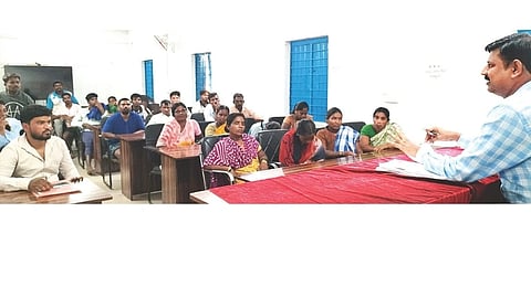 ಕೊಟ್ಟೂರು ತಾಲೂಕು ಪಂಚಾಯತಿ ಇಒ ಡಾ.ಆನಂದ ಕುಮಾರ್ ಸೋಮವಾರ ಹ್ಯಾಳ್ಯಾ ಹಾಗೂ ಮಲ್ಲನಾಯಕನಹಳ್ಳಿ  ಗ್ರಾಮಸ್ಥರ ಸಭೆ ನಡೆಸಿದರು. ಗ್ರಾಮಸ್ಥರಾದ ಆಕಾಶ, ರಮೇಶ, ಮಂಜಮ್ಮ, ರೇಣುಕಮ್ಮ,  ನಾಗರಾಜ್ ಇತರರಿದ್ದರು.