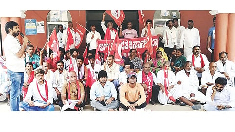 ವಿವಿಧ ಬೇಡಿಕೆಗಳ ಈಡೇರಿಕೆಗೆ ಒತ್ತಾಯಿಸಿ ಅಖಿಲ ಭಾರತ ಕಿಸಾನ್ ಸಭಾದಿಂದ ಹರಪನಹಳ್ಳಿ ತಾಲೂಕು ಆಡಳಿತ ಕಚೇರಿ ಮುಂದೆ ಸೋಮವಾರ ನಡೆದ ಪ್ರತಿಭಟನೆಯಲ್ಲಿ ಜಿಲ್ಲಾ ಕಾರ್ಯದರ್ಶಿ ಸಂತೋಷ್ ಎಂ. ಮಾತನಾಡಿದರು. ಜಿಲ್ಲಾಧ್ಯಕ್ಷ ಗುಡಿಹಳ್ಳಿ ಹಾಲೇಶ್, ಸದಸ್ಯರಾದ ಮಾದಿಹಳ್ಳಿ ಬೊಮ್ಮಲಿಂಗಪ್ಪ, ರಾಗಿಮಸಲವಾಡ ಹನುಮಂತನಾಯ್ಕ, ಗುಡಿಹಳ್ಳಿ ಶಿವರಾಮ ಇತರರಿದ್ದರು.