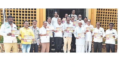 ಮಾಜಿ ಶಾಸಕ ಡಾ.ಶಾಮನೂರು ಶಿವಶಂಕರಪ್ಪ ಅವರ 96ನೇ ಜನ್ಮ ದಿನಾಚರಣೆ ನಿಮಿತ್ತ ದಾವಣಗೆರೆಯಲ್ಲಿ ಆಯೋಜಿಸಿರುವ ಸರ್ವಧರ್ಮ ಉಚಿತ ಸಾಮೂಹಿಕ ವಿವಾಹ ಕಾರ್ಯಕ್ರಮದ ಭಿತ್ರಿಪತ್ರವನ್ನು ಹರಪನಹಳ್ಳಿಯಲ್ಲಿ ಬಿಡುಗಡೆಗೊಳಿಸಲಾಯಿತು. ದಾವಣಗೆರೆ ಪಾಲಿಕೆ ವಿಪಕ್ಷ ನಾಯಕ ಗಡಿಗುಡಾಳ್ ಮಂಜುನಾಥ, ದಾವಣಗೆರೆ ಉತ್ತರ ಬ್ಲಾಕ್ ಕಾಂಗ್ರೆಸ್ ಅಧ್ಯಕ್ಷ ಪರಶುರಾಮ, ಅರಸೀಕೆರೆ-ಬಿಳಿಚೋಡು ಬ್ಲಾಕ್ ಕಾಂಗ್ರೆಸ್ ಅಧ್ಯಕ್ಷ ಕಮ್ಮತ್ತಹಳ್ಳಿ ಮಂಜುನಾಥ ಇತರರಿದ್ದರು.