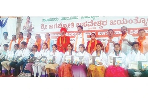 ಸಂಡೂರಿನಲ್ಲಿ ತಾಲೂಕು ವೀರಶೈವ ಲಿಂಗಾಯತ ಸಮಾಜದಿಂದ ಆಯೋಜಿಸಿದ್ದ ಪ್ರತಿಭಾ ಪುರಸ್ಕಾರ ಕಾರ್ಯಕ್ರಮದಲ್ಲಿ ಎಸ್ಸೆಸ್ಸೆಲ್ಸಿ ಮತ್ತು ಪಿಯುಸಿಯಲ್ಲಿ ಅತಿ ಹೆಚ್ಚು ಅಂಕ ಗಳಿಸಿದ ವಿದ್ಯಾರ್ಥಿಗಳನ್ನು ಸನ್ಮಾನಿಸಲಾಯಿತು. ಲಿಂಗನಾಯಕನಹಳ್ಳಿ ಚನ್ನವೀರ ಮಹಾಶಿವಯೋಗಿ ಸ್ವಾಮೀಜಿ, ಸಂಸದ ಈ.ತುಕಾರಾಮ್, ಶಾಸಕಿ ಅನ್ನಪೂರ್ಣ ತುಕಾರಾಮ್, ಬಿಕೆಜಿ ಗಣಿಮಾಲೀಕ ಬಿ.ನಾಗನಗೌಡ ಇತರರಿದ್ದರು.
