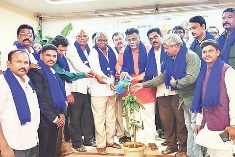 ಹೊಸಪೇಟೆಯಲ್ಲಿ ಸಮಾನತೆ ವೇದಿಕೆಯಿಂದ ಆಯೋಜಿಸಲಾಗಿದ್ದ ಬುದ್ಧ, ಬಸವ, ಅಂಬೇಡ್ಕರ್ ಜಯಂತ್ಯುತ್ಸವವನ್ನು ಹುಡಾ ಅಧ್ಯಕ್ಷ ಎಚ್.ಎನ್.ಮೊಹಮದ್ ಇಮಾಮ್ ನಿಯಾಜಿ ಉದ್ಘಾಟಿಸಿದರು. ಪ್ರಾಂಶುಪಾಲ ಡಾ.ಟಿ.ಎಚ್.ಬಸವರಾಜ, ನಗರಸಭೆ ಅಧ್ಯಕ್ಷ ಎನ್.ರೂಪೇಶ್ ಕುಮಾರ್, ಜಿಲ್ಲಾ ವಕೀಲರ ಸಂಘದ ಅಧ್ಯಕ್ಷ ಗುಜ್ಜಲ ನಾಗರಾಜ, ಜಿಲ್ಲಾ ಪ್ರಭಾರ ಆರೋಗ್ಯ ನಿರೀಕ್ಷಣಾಧಿಕಾರಿ ಎಂ.ಧರ್ಮನಗೌಡ ಇತರರಿದ್ದರು.