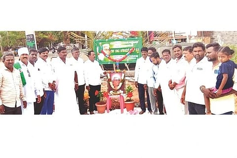 ಹಗರಿಬೊಮ್ಮನಹಳ್ಳಿ ಪೊಲೀಸ್ ಕ್ವಾರ್ಟರ್ಸ್ ಎದುರಿನ ವೃತ್ತದಲ್ಲಿ ಡಾ.ಬಾಬು ಜಗಜೀವನರಾಮ್ ನಾಮಫಲಕವನ್ನು ವಿವಿಧ ಸಂಘಟನೆಗಳ ಪದಾಧಿಕಾರಿಗಳು ಅನಾವರಣಗೊಳಿಸಿದರು. ವೇದಿಕೆ ತಾಲೂಕು ಅಧ್ಯಕ್ಷ ಎಚ್.ಪ್ರಭಾಕರ್, ಪ್ರಮುಖರಾದ ಕೆಚ್ಚಿನಬಂಡಿ ದುರುಗಪ್ಪ, ಹೆಗ್ಡಳ್ ಪರಶುರಾಮ್, ಯಡ್ರಮ್ಮಹಳ್ಳಿ ಮರಿಯಪ್ಪ, ರಾಮೇಶ್ ಪೂಜಾರಿ, ನಾಗರಾಜ್ ಕಲ್ಲಹಳ್ಳಿ ಇತರರಿದ್ದರು.