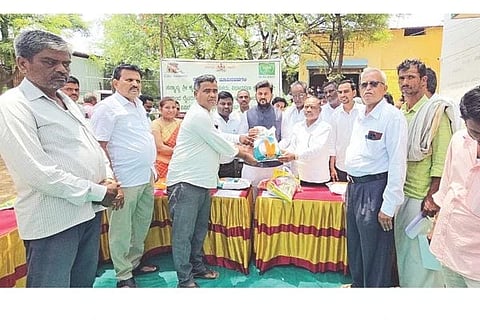 ಹೂವಿನಹಡಗಲಿ ರೈತಸಂಪರ್ಕ ಕೇಂದ್ರದಲ್ಲಿ ಶಾಸಕ ಕೃಷ್ಣನಾಯ್ಕ ರೈತರಿಗೆ ಮುಂಗಾರು ಹಂಗಾಮಿನ ಬಿತ್ತನೆಬೀಜ ವಿತರಿಸಿದರು. ಕೃಷಿ ಇಲಾಖೆ ಸಹಾಯಕ ನಿರ್ದೇಶಕ ಮಂಜುನಾಥ ಕೆ.ಟಿ., ಕೃಷಿಕ ಸಮಾಜದ ತಾಲೂಕು ಅಧ್ಯಕ್ಷ ದೀಪದ ಕೃಷ್ಣಪ್ಪ, ಬಿಜೆಪಿ ಜಿಲ್ಲಾ ಉಪಾಧ್ಯಕ್ಷ ಈಟಿ ಲಿಂಗರಾಜ, ಕೃಷಿ ಅಧಿಕಾರಿ ಕಿರಣ್ ಇತರರಿದ್ದರು.