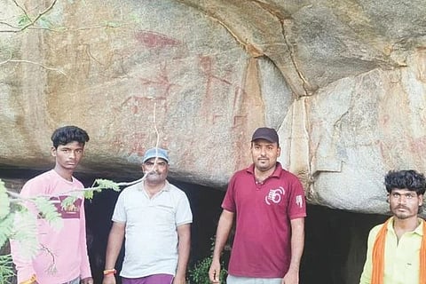 ಸಿರಿಗೇರಿ ಸಮೀಪದ ತೆಕ್ಕಲಕೋಟೆಯಲ್ಲಿನ ಪ್ರಾಗೈತಿಹಾಸಿಕ ಹುಡೇದ ಗುಡ್ಡದ ಬಂಡೆಗಲ್ಲುಗಳ ಆದಿಮಾನವರ ರೇಖಾ ಚಿತ್ರಗಳು ಸ್ಥಳಕ್ಕೆ ಪುರಾತತ್ವ ಇಲಾಖೆ ಅಧಿಕಾರಿಗಳು ಭೇಟಿ ನೀಡಿ ಸಂರಕ್ಷಣೆ ಕುರಿತು ಪರಿಶೀಲನೆ ನಡೆಸಿದರು. ಜಿಲ್ಲಾ ಪುರಾತತ್ವ ಸಂರಕ್ಷಣಾ ಸಹಾಯಕ ಇಂಜಿನಿಯರ್ ರವಿ ಕೆ., ನಿವೃತ್ತ ಅಧಿಕಾರಿ ಪಾರ್ಶ್ವನಾಥ, ಹನುಮಂತಪ್ಪ ಇದ್ದರು.