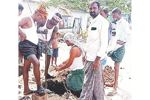 ಮೆಟ್ರಿ ಗ್ರಾಮದ ಸರ್ಕಾರಿ ಆಸ್ಪತ್ರೆ ಎದುರಿಗೆ ನೀರಿನ ಪೈಪ್ ದುರಸ್ತಿಗೊಳಿಸುತ್ತಿರುವುದು. 