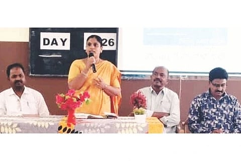 ಹೂವಿನಹಡಗಲಿಯಲ್ಲಿ ತಾಲೂಕಿನ ಪ್ರಾಥಮಿಕ ಹಾಗೂ ಪ್ರೌಢಶಾಲೆಗಳ ಮುಖ್ಯಗುರುಗಳಿಗೆ ಆಯೋಜಿಸಿದ್ದ ಶಾಲಾ ಪ್ರಾರಂಭೋತ್ಸವ ಪೂರ್ವಭಾವಿ ಸಭೆಯಲ್ಲಿ ಬಿಇಒ ಮಂಗಳಾ ಮಾತನಾಡಿದರು. ಕ್ಷೇತ್ರ ಸಮನ್ವಯಾಧಿಕಾರಿ ಎ.ಕೋಟೆಪ್ಪ, ಅಕ್ಷರ ದಾಸೋಹ ಯೋಜನೆ ಸಹಾಯಕ ನಿರ್ದೇಶಕ ವಿ.ಹನುಮಂತಪ್ಪ ಇದ್ದರು.