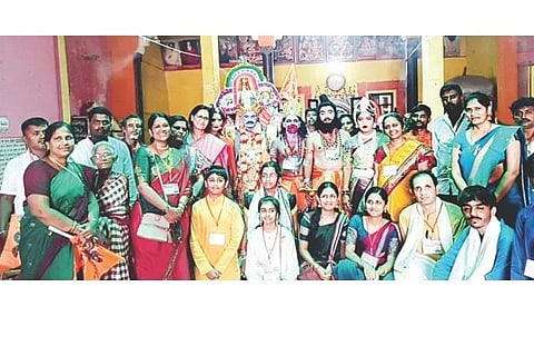 ಸಿರಿಗೇರಿ ಸಮೀಪದ ಬೂದುಗುಪ್ಪ ಗ್ರಾಮದ ಶ್ರೀ ಬಸವೇಶ್ವರ ಸಾಮಾಜಿಕ ಸಾಂಸ್ಕೃತಿಕ ಕಲಾ ಟ್ರಸ್ಟ್ ಕಲಾವಿದರು ಅಯೋಧ್ಯೆಯ ಶ್ರೀರಾಮ ಮಂದಿರ ಆವರಣದಲ್ಲಿ ಕಲಾ ಪ್ರದರ್ಶನ ನೀಡಿದರು. 