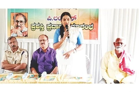 ಸಿರಿಗೇರಿಯಲ್ಲಿ ಅನ್ನಪೂರ್ಣ ಪ್ರಕಾಶನ ಸಂಸ್ಥೆಯಿಂದ ಆಯೋಜಿಸಿದ್ದ ಪಿ.ಲಂಕೇಶ್ ಪ್ರಶಸ್ತಿ ಪ್ರದಾನ ಕಾರ್ಯಕ್ರಮದಲ್ಲಿ ಎಸ್ಸಿ, ಎಸ್ಟಿ  ಅಲೆಮಾರಿ ಅಭಿವೃದ್ಧಿ ನಿಗಮದ ಅಧ್ಯಕ್ಷೆ ಪಲ್ಲವಿ ಮಾತನಾಡಿದರು. ಹೆಚ್ಚುವರಿ ಎಸ್ಪಿ ನವೀನ್ ಕುಮಾರ್, ದೇವಸ್ಥಾನದ ಧರ್ಮಾಧಿಕಾರಿ ಹೂಗಾರ ಬಸವರಾಜ ಇತರರಿದ್ದರು.
