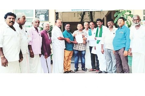 ರಸಗೊಬ್ಬರ, ತೈಲ ಬೆಲೆ ಇಳಿಕೆಗೆ ಆಗ್ರಹಿಸಿ ಸಂಯುಕ್ತ ಕರ್ನಾಟಕ ಹೋರಾಟ ಸಮಿತಿಯಿಂದ ಸಿರಗುಪ್ಪದಲ್ಲಿ ಉಪ ತಹಸೀಲ್ದಾರ್ ಯಾಕೂಬ್‌ಗೆ ರೈತರು ಮನವಿ ಸಲ್ಲಿಸಿದರು. ಸಮಿತಿ ತಾಲೂಕು ಪ್ರಧಾನ ಕಾರ್ಯದರ್ಶಿ ಜೆ.ಸಿದ್ಧರಾಮನಗೌಡ, ಸದಸ್ಯರಾದ ಬಿ.ಸುರೇಶ್, ಬಿ.ಎಲ್.ಈರಣ್ಣ, ಎಚ್.ಬಿ.ಓಬಳೇಶ್ವಪ್ಪ, ಎಂ.ಹುಲೆಪ್ಪ, ಎಂ.ಲಕ್ಷ್ಮಣ, ಕೆ.ಬಸವರಾಜ, ನಾಗರಾಜಗೌಡ ಇದ್ದರು.