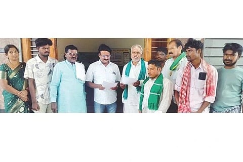 ಹಗರಿಬೊಮ್ಮನಹಳ್ಳಿಯಲ್ಲಿ ಉಪ ತಹಸೀಲ್ದಾರ್ ಶಿವಕುಮಾರಗೌಡಗೆ ರಾಜ್ಯ ರೈತ ಸಂಘದ ಪದಾಧಿಕಾರಿಗಳು ಮನವಿ ಸಲ್ಲಿಸಿದರು. ತಾಲೂಕು ಅಧ್ಯಕ್ಷ ಪಿ.ಬಸವನಗೌಡ, ಪ್ರಮುಖರಾದ ಸಾಲ್ಮೂರಳ್ಳಿ ಹನುಮಜ್ಜ, ಮಲ್ಲಿಕಾರ್ಜುನ, ಸುಜಾತಮ್ಮ  ಇತರರಿದ್ದರು.