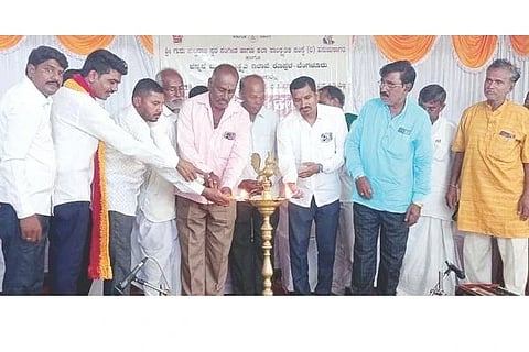 ಕುಷ್ಟಗಿಯಲ್ಲಿ ಜನಪದ ಸಂಗೀತ ಕಲಾ ವೈಭವ ಕಾರ್ಯಕ್ರಮವನ್ನು ನಿವೃತ್ತ ಪೊಲೀಸ್ ಅಧಿಕಾರಿ ಸಿದ್ರಾಮಪ್ಪ ವಂದಾಲಿ ಉದ್ಘಾಟಿದರು. ಕರವೇ ಸ್ವಾಭಿಮಾನಿ ಸೇನೆ ಜಿಲ್ಲಾ ಘಟಕದ ಅಧ್ಯಕ್ಷ ಸಂತೋಷ್ ಎ.ತೋಟದ್, ವಿಶ್ವಕರ್ಮ ಸಮಾಜದ ತಾಲೂಕು ಅಧ್ಯಕ್ಷ ಶರಣಪ್ಪ ಎಚ್.ಬಡಿಗೇರ್, ಗುರುಬಸನಗೌಡ ಮಾಲಿಪಾಟೀಲ್ ಇತರರಿದ್ದರು.