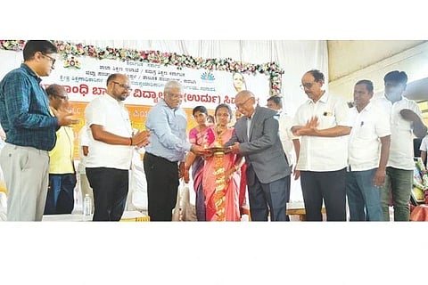 ಸಿದ್ದಾಪುರದಲ್ಲಿ ಹಮ್ಮಿಕೊಂಡಿದ್ದ ಕೆಜಿಬಿವಿ ಶಾಲೆಯ ಮುಖ್ಯಶಿಕ್ಷಕ ಚಂದ್ರಶೇಖರ ಗಣವಾರಿ ಬೀಳ್ಕೊಡುಗೆ ಕಾರ್ಯಕ್ರಮವನ್ನು ಕೊಪ್ಪಳ ಜಿಲ್ಲಾ ನ್ಯಾ.ಸಿ.ಚಂದ್ರಶೇಖರ ಉದ್ಘಾಟಿಸಿದರು. ಎಪಿಎಂಸಿ ಮಾಜಿ ಅಧ್ಯಕ್ಷ ಶರಣಪ್ಪ ಬಾವಿ, ಸರ್ಕಾರಿ ನೌಕರರ ಸಂಘದ ತಾಲೂಕಾಧ್ಯಕ್ಷ ಹನುಮಂತಪ್ಪ ನಾಯಕ, ಹೆಜ್ಜೆ ಗೆಜ್ಜೆ ಮಹಿಳಾ ಸಂಘದ ಅಧ್ಯಕ್ಷೆ ಶಿಲ್ಪಾ ದಿವಟರ್ ಇದ್ದರು.