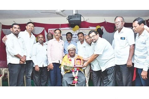 ಯಲಬುರ್ಗಾದ ಸರ್ಕಾರಿ ಪ್ರಥಮ ದರ್ಜೆ ಕಾಲೇಜಿನಲ್ಲಿ ಹಮ್ಮಿಕೊಂಡಿದ್ದ ಬೀಳ್ಕೊಡುಗೆ ಕಾರ್ಯಕ್ರಮದಲ್ಲಿ ನಿವೃತ್ತ ಪ್ರಾಚಾರ್ಯ ಕೆ.ಎಚ್.ಛತ್ರದ ಅವರನ್ನು ಸನ್ಮಾನಿಸಲಾಯಿತು. ಕೊಪ್ಪಳ ವಿವಿ ಕುಲಸಚಿವ ರಮೇಶ, ಪ್ರಾಧ್ಯಾಪಕ ಅಶೋಕ ಕೆಂಚರಡ್ಡಿ, ಸಿಡಿಸಿ ಸದಸ್ಯರಾದ ರಹೇಮಾನ ನಾಯಕ, ವಿರೂಪಾಕ್ಷಯ್ಯ ಗಂದಧ್, ವಿಕಾಸ ಉಳ್ಳಾಗಡ್ಡಿ, ಕಸಾಪ ಹೋಬಳಿ ಘಟಕದ ಅಧ್ಯಕ್ಷ ಮಹಾಂತೇಶ ಛಲವಾದಿ ಇತರರಿದ್ದರು.