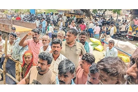 ಅಳವಂಡಿಯ ಎಣ್ಣೆ ಬೀಜ ಬೆಳೆಗಾರರ ಸಹಕಾರ ಸಂಘದಲ್ಲಿ ಗೊಬ್ಬರ ಪಡೆಯಲು ರೈತರು ಸಾಲು ನಿಂತಿರುವುದು.