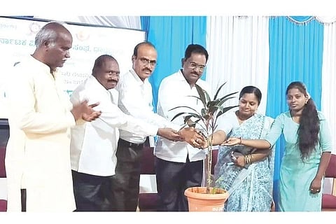 ಗಂಗಾವತಿ ಬಾಲಕರ ಸ.ಪ.ಪೂ.ಕಾಲೇಜಿನಲ್ಲಿ ಹಮ್ಮಿಕೊಂಡಿದ್ದ ಜನರ ಜನಪದ ಕಾರ್ಯಕ್ರಮವನ್ನು ಪ್ರಾಚಾರ್ಯ ಬಸಪ್ಪ ನಾಗೋಲಿ ಉದ್ಘಾಟಿಸಿದರು. ಕರ್ನಾಟಕ ಸಂಗೀತ ನತ್ಯ ಅಕಾಡೆಮಿ ಸದಸ್ಯ ರಮೇಶ ಗಬ್ಬೂರು, ಉಪನ್ಯಾಸಕರಾದ ಲಿಂಗಣ್ಣ ಜಂಗಮರಹಳ್ಳಿ, ಅಜಗರ್‌ಪಾಷಾ, ರಮಾ ಇತರರಿದ್ದರು.