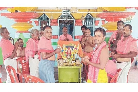 ಸಿರಿಗೇರಿ ಶ್ರೀ ಶಂಭುಲಿಂಗೇಶ್ವರ ದೇವಸ್ಥಾನದಲ್ಲಿ ಅಖಂಡ ಸಪ್ತ  ಭಜನೆ ಕಾರ್ಯಕ್ರಮ ಜರುಗಿತು.ದೇವಸ್ಥಾನ ಕಮಿಟಿ ಅಧ್ಯಕ್ಷ ಹೂಗಾರ್ ಬಸವರಾಜ, ಸಿ.ಎಂ. ಬಸವರಾಜ ಸ್ವಾಮಿ, ಕುಂಬಾರ ಶಿವಪ್ಪ, ಸಿ.ಎಂ. ಶಿವಾನಂದಯ್ಯ ಸ್ವಾಮಿ, ಬಳಿಗೇರ್ ವೀರೇಶ, ಎಸ್. ಮಂಜುನಾಥ, ವೈ.ಮಲ್ಲಿಕಾರ್ಜುನ, ಕುಂಬಾರ ನಾಗೇಶ, ವೈ. ವೀರಭದ್ರಗೌಡ, ಕುಂಟನಾಳ ಲಿಂಗಪ್ಪ ಇತರರಿದ್ದರು.