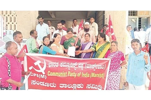 ಸಂಡೂರಿನ ತಾಲೂಕು ಕಚೇರಿ ಮುಂದೆ ಸಿಪಿಐ(ಎಂ)ನಿಂದ ಪ್ರತಿಭಟನೆ ನಡೆಸಿ ಗ್ರೇಡ್-2 ತಹಸೀಲ್ದಾರ್ ಸುಧಾ ಆರಮನೆಗೆ ಸೋಮವಾರ ಮನವಿ ಸಲ್ಲಿಸಲಾಯಿತು. ಸಿಪಿಐಎಂ ತಾಲೂಕು ಕಾರ್ಯದರ್ಶಿ ಎ.ಸ್ವಾಮಿ, ಕಪ್ರಾಂರೈಸಂ ಜಿಲ್ಲಾ ಕಾರ್ಯದರ್ಶಿ ಖಲಂದರ್ ಬಾಷಾ, ಕಪ್ರಾಂರೈಸಂ ತಾಲೂಕು ಅಧ್ಯಕ್ಷ ಪಂಪನಗೌಡ, ಸಿಡಬ್ಲ್ಯೂಎಫ್‌ಐ ಜಿಲ್ಲಾ ಉಪಾಧ್ಯಕ್ಷ ವಿ.ದೇವಣ್ಣ, ಎಸ್.ಕಾಲುಬಾ, ಹೆಚ್.ದುರುಗಮ್ಮ, ತ್ರಿವೇಣಿ, ಹುಲಿಗೆಮ್ಮ, ಭಾರತಿ ಜಿ.ವಸಂತ, ವಿ.ತಿಮ್ಮಪ್ಪ ಇತರರಿದ್ದರು.