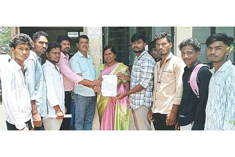 ಸೇವಾನಗರ ಗ್ರಾಮಕ್ಕೆ ಸಾರಿಗೆ ಸೌಲಭ್ಯ ಕಲ್ಪಿಸುವಂತೆ ಅಖಿಲ ಭಾರತ ವಿದ್ಯಾರ್ಥಿ ಸಂಘದ ವತಿಯಿಂದ ಡಿಪೋ ವ್ಯವಸ್ಥಾಪಕಿ ಸುಶೀಲಾ ಅವರಿಗೆ ಮನವಿ ಸಲ್ಲಿಸಲಾಯಿತು. ತಾಲೂಕು ಘಟಕದ ಅಧ್ಯಕ್ಷ ಕೆ. ಮೋಹನ್ ಕುಮಾರ್, ಉಪಾಧ್ಯಕ್ಷ ಕೃಷ್ಣಾ ಯಾದವ್, ಕಾರ್ಯದರ್ಶಿ ತಿಲಕ್ ಕುಮಾರ್, ಸದಸ್ಯರಾದ ವಿನಯ್, ಹರೀಶ್ ಇತರರಿದ್ದರು.